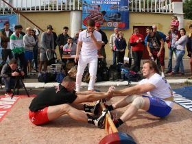 В Москве в честь Дня города проведен турнир по мас-рестлингу. Фото