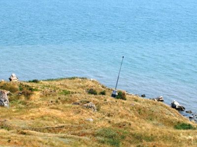 Памятный знак на месте боев советских воинов - десантников