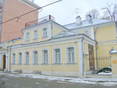 Городская усадьба Масленниковых-Петуховых, XIX в. - XX в. Здесь в 1969-1978 гг. жил и работал коллекционер Ф.Е.Вишневский