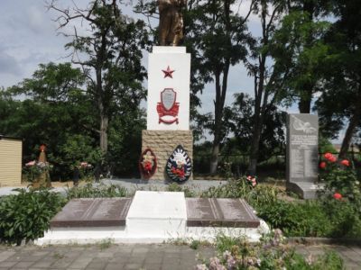 Братская могила советских воинов, погибших в боях с фашистскими захватчиками