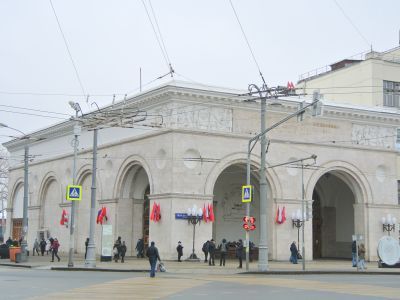 Станция Московского метрополитена Кольцевой линии "Белорусская", 1951 г., архитекторы И.Г.Таранов, Ю.А.Черепанов, Н.А.Быкова, Я.В.Татаржинская, А.А.Марова, З.Ф.Абрамова, художник Г.И.Опрышко, скульпторы С.М.Орлов, С.М.Рабинович, И.Л.Слоним, М.Г.Манизер, и
