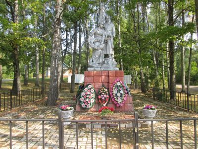 Братская могила 827 воинов Советской Армии и партизан, погибших при освобождении района в 1943 г. от немецко-фашистских захватчиков. Установлена скульптура
