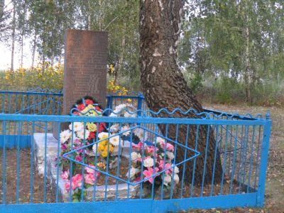 Братская могила 14 советских воинов, погибших в 1943 г. в бою  с немецко-фашистскими захватчиками