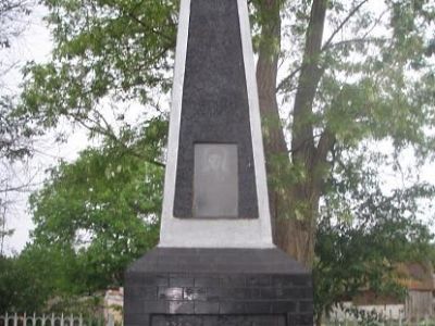 Братская могила советских воинов