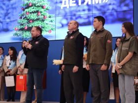 Участники конкурса «Учитель года» передали новогодние подарки для детей из семей участников СВО