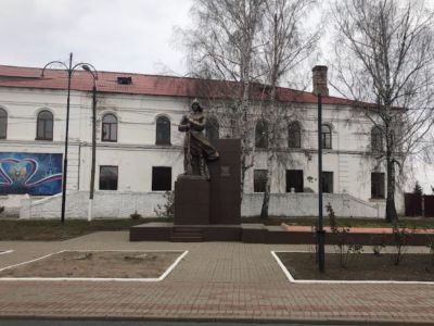 Братская могила воинов, погибших в 1918-1920 годах в период гражданской войны. Скульптура установлена в 1972 году. Количество захороненных не установлено