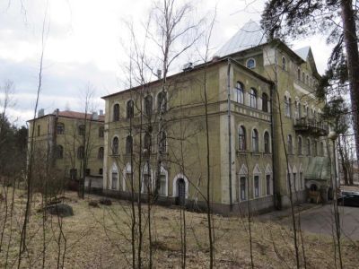 Учебный корпус семинарии» («Учебный корпус Военной школы») с ограждением