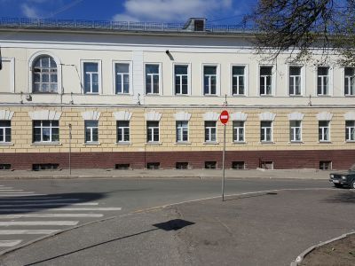 Дом связан с именем О.А.Варенцовой (училась в 1883-1884 гг.). Осенью 1922 года здесь был открыт рабфак, позднее помещалась губернская совпартшкола