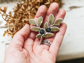 Деревянная брошка Дворникова А. "Веточка черники"