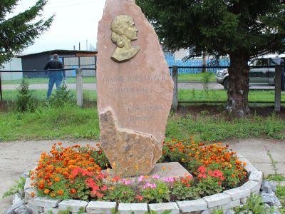 Памятная стела в честь советской писательницы Галины Евгеньевны Николаевой (Волянской) (1911-1963 гг.)