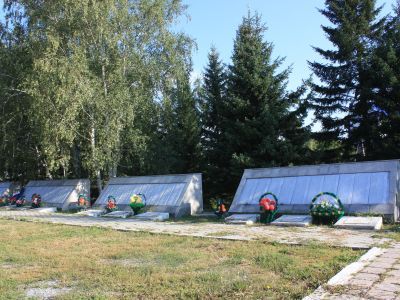 Плиты с именами 43 погибших в годы Великой Оечественной войны