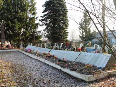 Воинское кладбище, где похоронены воины Советской Армии, погибшие в боях за освобождение Полавского района в 1941-1945 гг. (здесь похоронен Герой Советского Союза А.Тахиров 1907-1943 гг.)