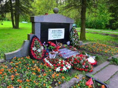 Братская могила гвардейцев, погибших при снятии блокады Ленинграда, и Героев Советского Союза  Бойцова И.М., Волкова А.И., Куликова И.Н.