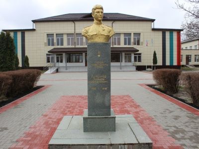 Памятник Герою Советского Союза К. Карданову