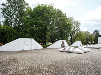 Мемориальный комплекс на братской могиле советских воинов, погибших при штурме города Шталлупенена в октябре 1944 года (арх. В.Г. Еремеев, А.В. Марков, А.В. Невежин, ск. И.М. Гершбург)