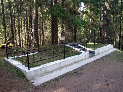 Братское захоронение советских воинов, погибших в 1941-44 гг.