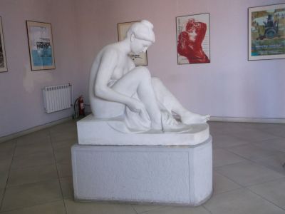 Скульптура "После купания" (ск. С. Кауэр, мрамор)