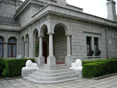 Львы у входа в столовую виллы