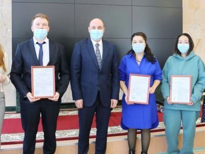 В Мирнинском районе Якутии детям-сиротам вручили жилищные сертификаты