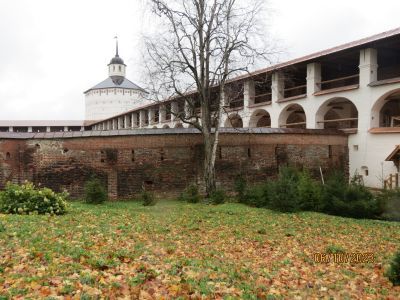 Прясло крепостной стены Ивановского монастыря между Святыми вратами и стеной Нового города