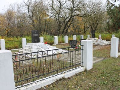 Братская могила мирных жителей, расстрелянных в 1942 г. немецко-фашистскими захватчиками