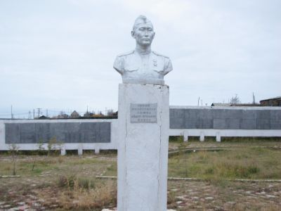 Памятник-бюст Ф.К.Попову – Герою Советского Союза