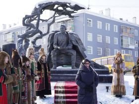 В Якутске возложили цветы к памятнику Алексею Кулаковскому