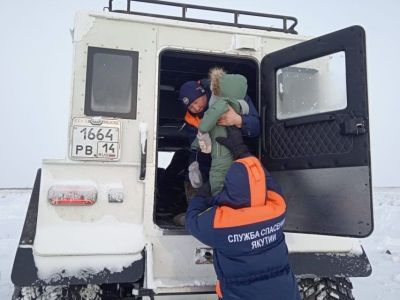 В Якутии спасатели эвакуировали женщину с двухгодовалым ребенком, попавших в пургу