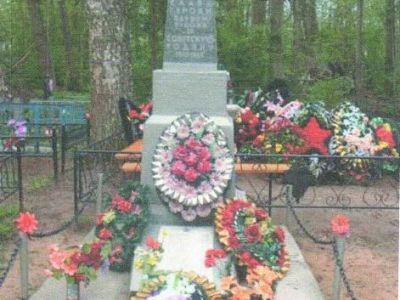 Братская могила 16 воинов Советской Армии, погибших в период Великой Отечественной войны 1941-1945 гг.