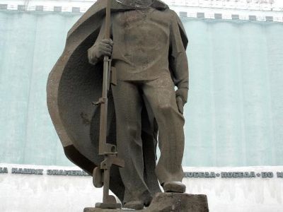 Памятник защитникам Сталинграда, героически сражавшимся у элеватора и особо отличившимся в боях морякам-североморцам