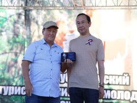 Глава Якутии встретился с активной молодежью на турслете «Турсун-2025»