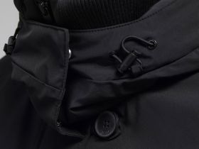 Утепленное пальто с капюшоном