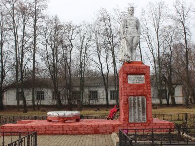 Братская могила советских воинов, погибших в боях с фашистскими захватчиками в 1943 году. Захоронено 72 человека, имена 40 человек установлены.Скульптура советского воина.