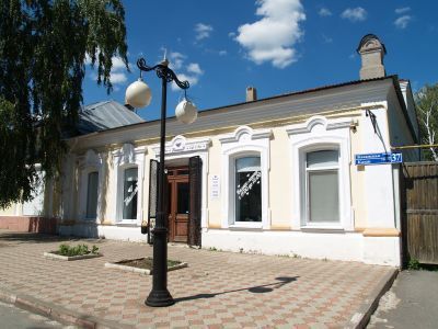 Торговый дом с двумя магазинами (два дома)