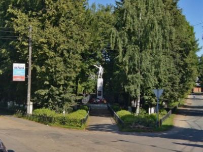 Братская могила советских воинов