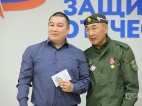 Якутянам вручили нагрудные знаки союза добровольцев Донбасса