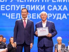 Айсен Николаев наградил 50 якутян премией «Человек труда»