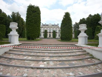 Садовая терраса в парке с двумя художественными керамическими вазами