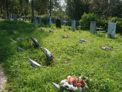 Воинское кладбище, на котором захоронено 37 советских воинов, умерших от ран в госпитале в годы Великой Отечественной войны. Установлены надгробные плиты