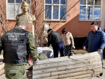 В преддверии Дня Победы сотрудники СК России и ветераны провели субботник в сквере имени Героя Советского Союза Федора Попова