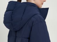 Утепленное пальто с капюшоном и воротником-стойкой