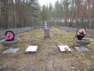 Братская могила советских воинов, павших в годы Великой Отечественной войны, в которой захоронен Герой Советского Союза Павел Иванович Ивановский (погиб 29 декабря 1939 г.)