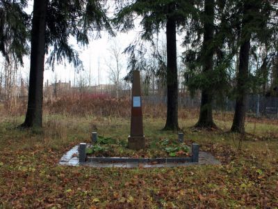 Памятник-обелиск на месте гибели известного советского писателя Льва Канторовича (в июне 1941 г.)