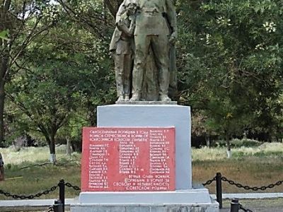 Памятный знак в честь воинов-односельчан, погибших в годы Великой Отечественной войны