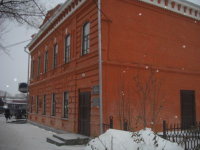 Двухэтажное каменное здание конца XIX века, бывший  магазин купца Хейфица. ныне вечерняя школа № 2