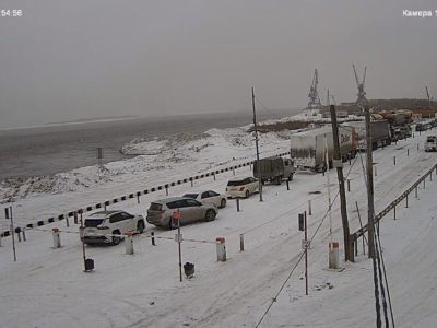 Дорожные работы спровоцировали беспорядочную очередь на паромной переправе в Нижнем Бестяхе