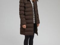 Утепленное пальто с капюшоном