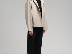 Ветровка со съемным капюшоном