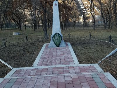 Братская могила с памятником