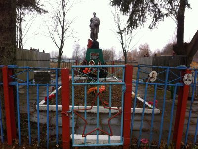 Братская могила 967 воинов Советской Армии, погибших в 1941-1943 гг. в боях с немецко-фашистскими захватчиками. Установлена скульптура